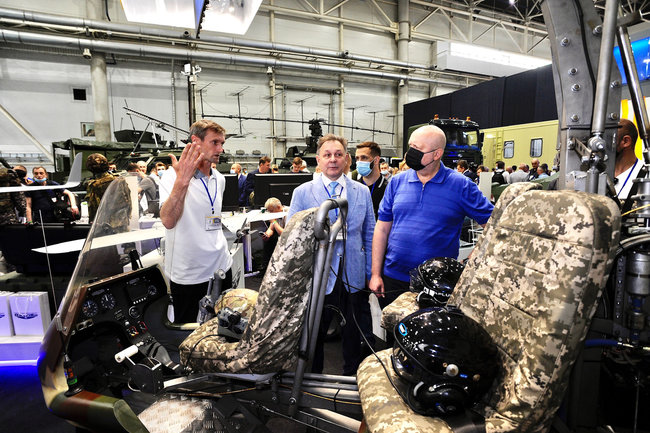 Турчинов на выставке Зброя та безпека: Мощные разработки ОПК могут остаться выставочными экспонатами из-за позиции власти 09