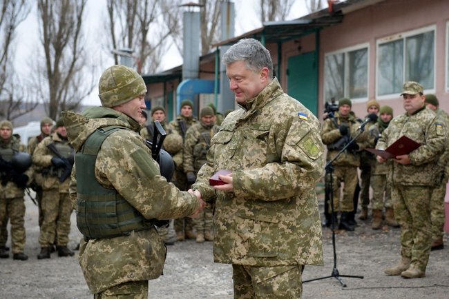 Порошенко на Донбассе вручил государственные награды украинским военнослужащим 09