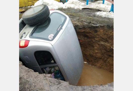 Обвал грунта в Харькове: 70 домов остались без воды, в глубокую яму провалился внедорожник 02