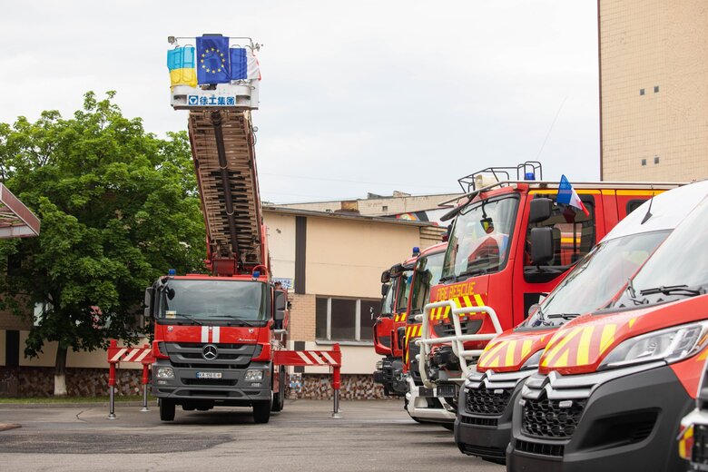Франція передала МВС України 6 пожежно-рятувальних автомобілів та 7 авто медичної допомоги 02