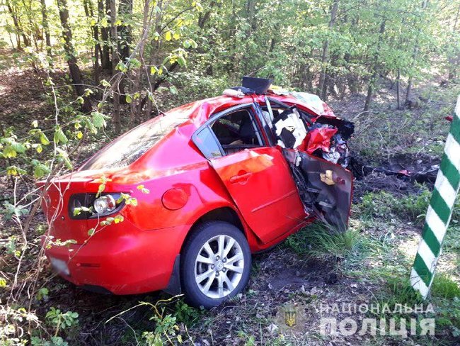 На Ривненщине женщина-водитель на Mazda при обгоне врезалась во встречный Hyundai и погибла, второй водитель госпитализирован, - полиция 05
