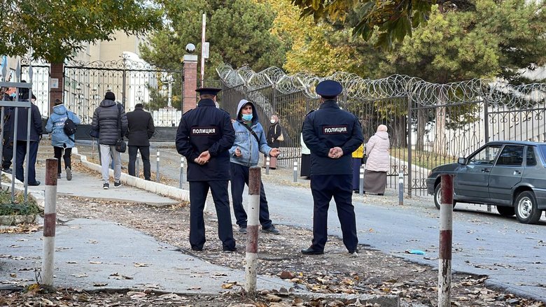 У Сімферополі окупанти затримали 21 кримського татарина під час суду у справі Червоногвардійської групи Хізб ут-Тахрір 06