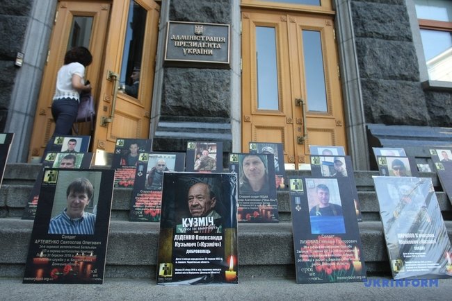 Вдовы погибших на Донбассе воинов пришли под АП с протестом против примирения с Россией 02
