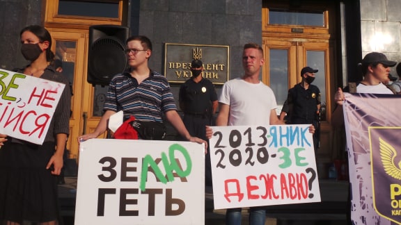 Под Офисом Зеленского в Киеве проходит акция протеста против условий прекращения огня на Донбассе 02