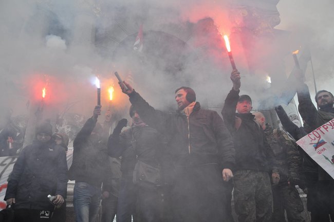 Акция Смерть России!: Националисты забросали камнями здание Россотрудничества и двух банков в Киеве 21