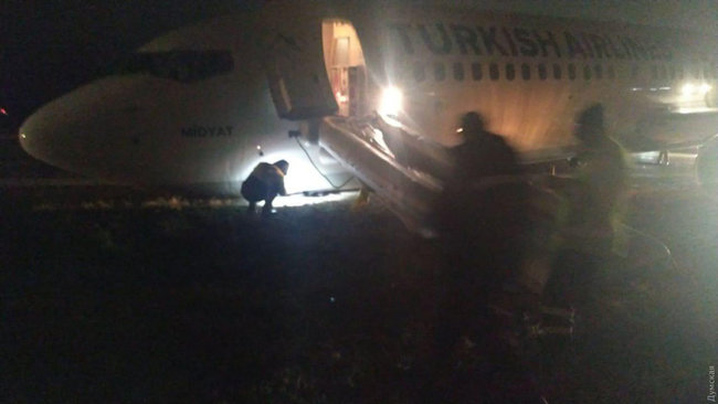 Жесткое приземление: у турецкого самолета сломалась стойка шасси во время посадки в аэропорту Одессы 02