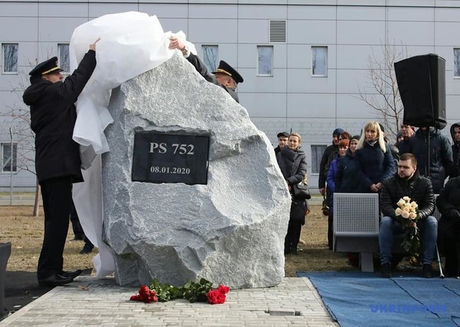 Памятник жертвам сбитого иранскими военными самолета МАУ открыли в Борисполе 03