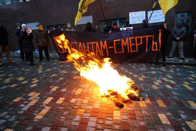 Активисты сожгли чучело российского оккупанта возле консульства РФ в Одессе 03