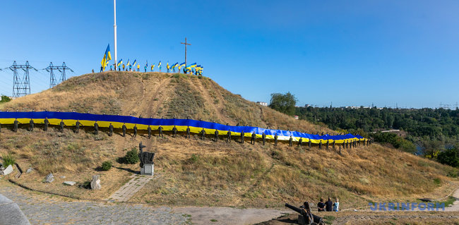 На Хортиці військовослужбовці Нацгвардії розгорнули 100-метровий прапор України 11