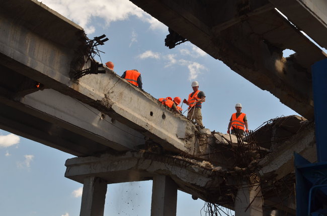 Военные восстанавливают мост автодороги Покровск - Бахмут - Михайловка, разрушенный НВФ в 2014 году, - Минобороны 03
