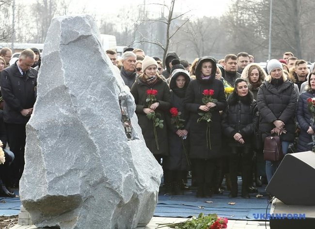 Памятник жертвам сбитого иранскими военными самолета МАУ открыли в Борисполе 04