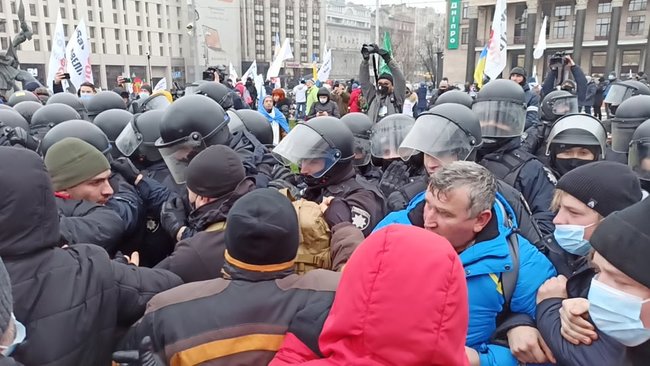 Протест ФОПів: Правоохоронці спробували демонтувати намети - застосовували сльозогінний газ 26