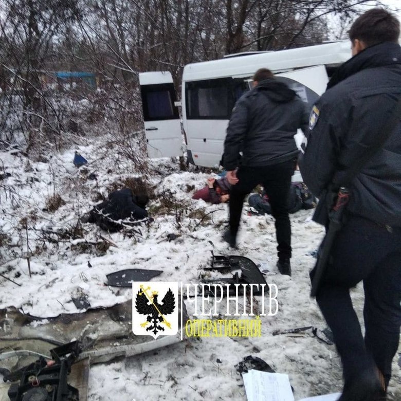 Зіткнення вантажівки та маршрутки на Чернігівщині: 11 осіб загинуло, 8 - травмовано 07
