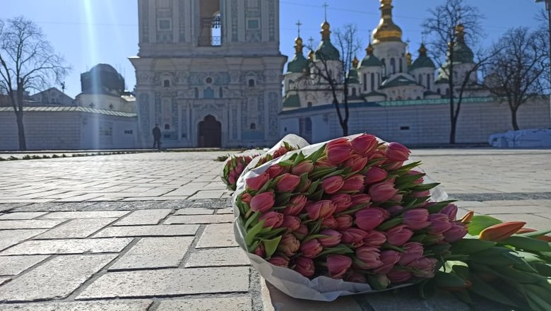 На Софійській площі в Києві виклали герб України з 1,5 млн квітів на честь жінок, які допомагають фронту 23