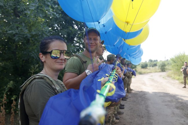 Флаг Украины запустили в небо из Авдеевки в сторону оккупированного Донецка 08