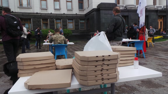 Ресторанний протест під Офісом Зеленського - Банкову заставили столиками з їжею 21