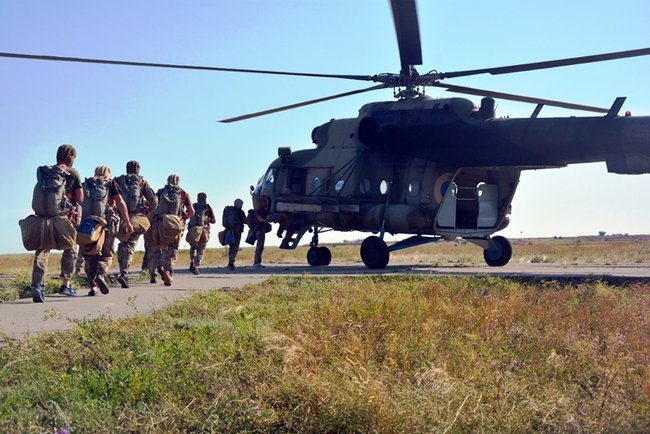 Бойцы 79-й ОДШБр провели учения по десантированию с вертолета в акваторию Южного Буга 02