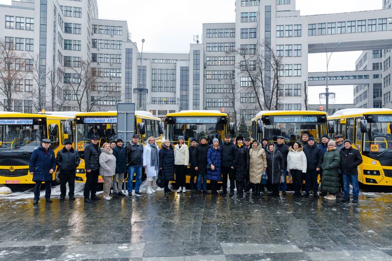 Закуплені Данією 34 шкільні автобуси прибули до України 01