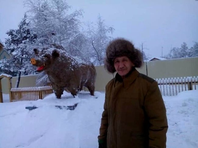 Житель Якутии вылепил из навоза гигантскую новогоднюю скульптуру 01