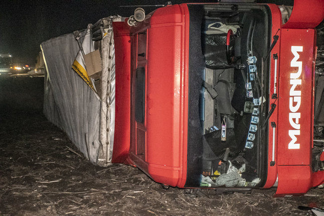 Три человека погибли в результате столкновения грузового автомобиля и Peugeot под Киевом 06