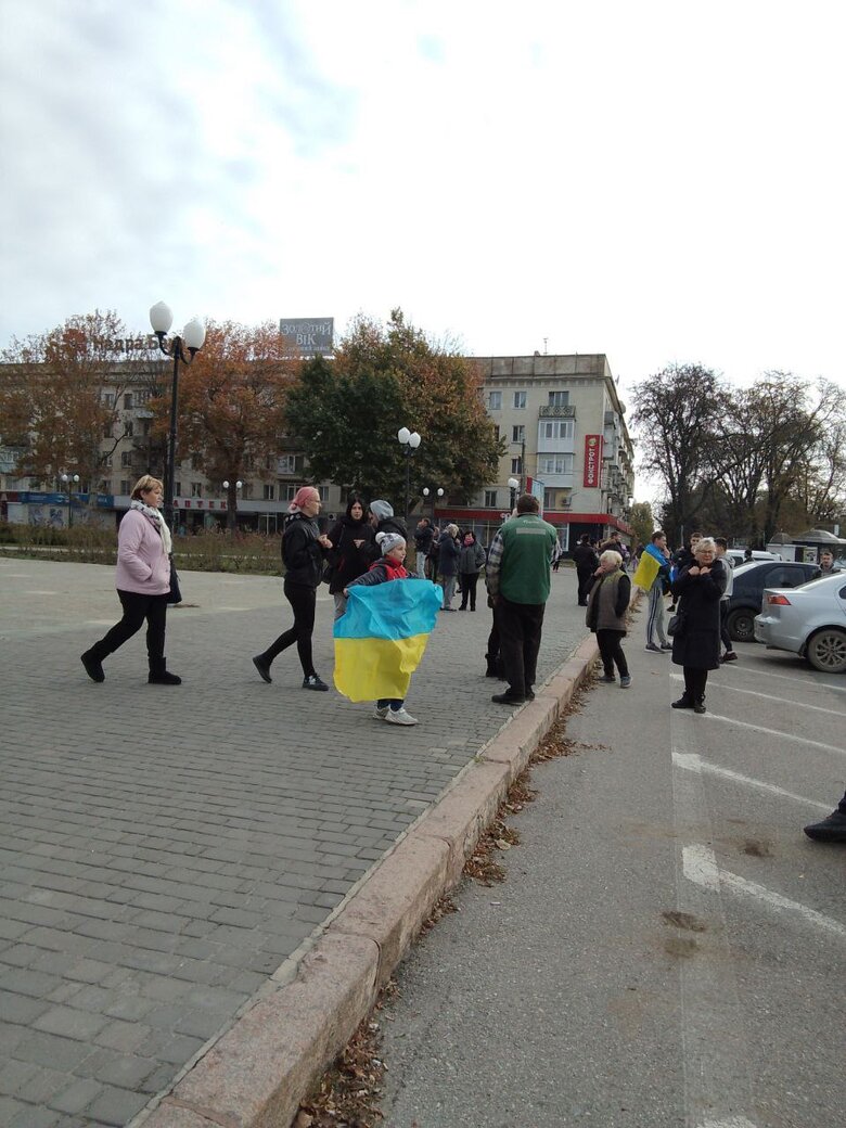 Жители Херсона вышли на улицы города с флагами Украины 03