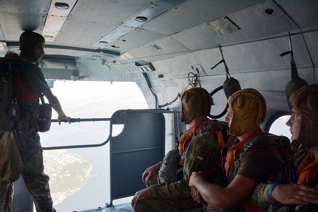 Бойцы 79-й ОДШБр провели учения по десантированию с вертолета в акваторию Южного Буга 03