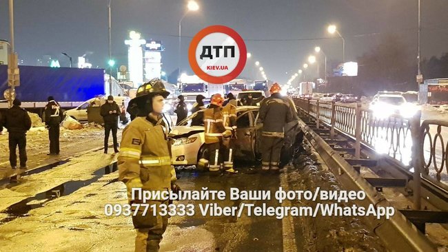 Возле станции метро Лесная в Киеве неизвестные взорвали две гранаты и скрылись, есть пострадавший 02
