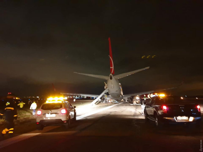 Жесткое приземление: у турецкого самолета сломалась стойка шасси во время посадки в аэропорту Одессы 03