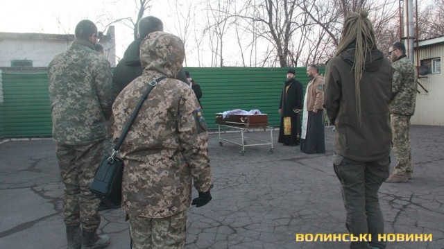 Побратими попрощалися із загиблим українським воїном Миколою Сорочуком у Маріуполі 05