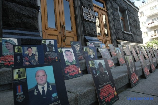 Вдовы погибших на Донбассе воинов пришли под АП с протестом против примирения с Россией 13