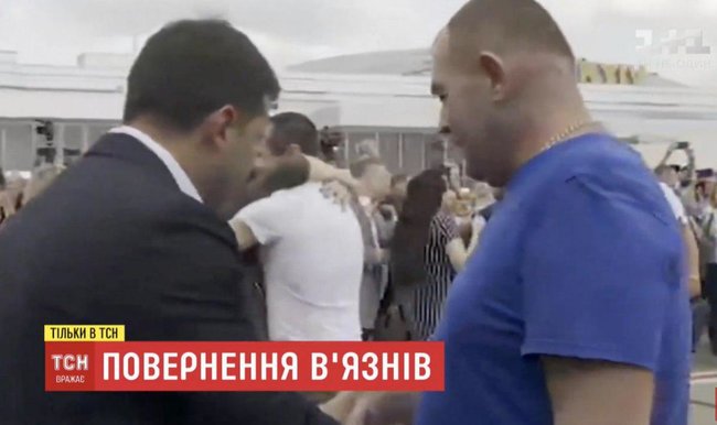 Зеленский при встрече отдал освобожденным морякам символичные именные браслеты, которые носил в поддержку украинских пленных 03