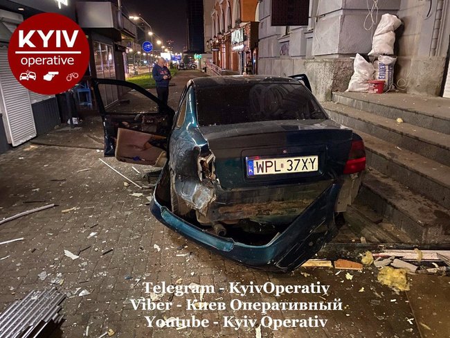 Opel на евробляхах в Киеве протаранил Chevrolet, вылетел на тротуар и снес ряд ларьков: водитель сбежал 01