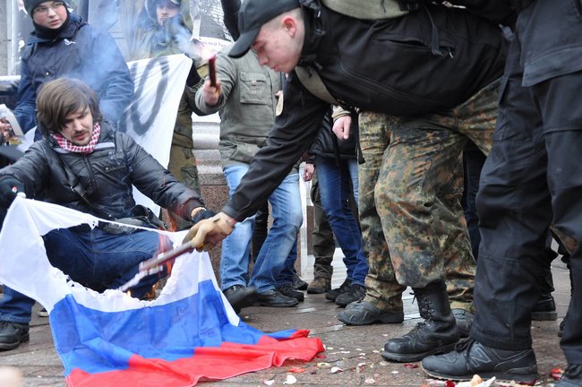 Акция Смерть России!: Националисты забросали камнями здание Россотрудничества и двух банков в Киеве 26