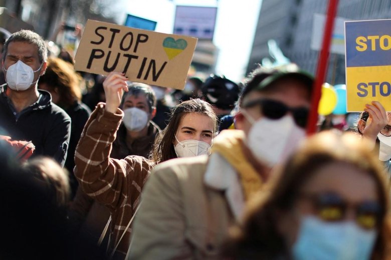 Масові мітинги проти війни в Україні прокотилися Європою. У Берліні вийшло щонайменше 20 тисяч людей 06