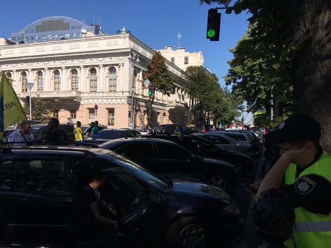 Владельцы евроблях продолжают протестовать в центре Киева: проезд по ул. Грушевского частично ограничен 03