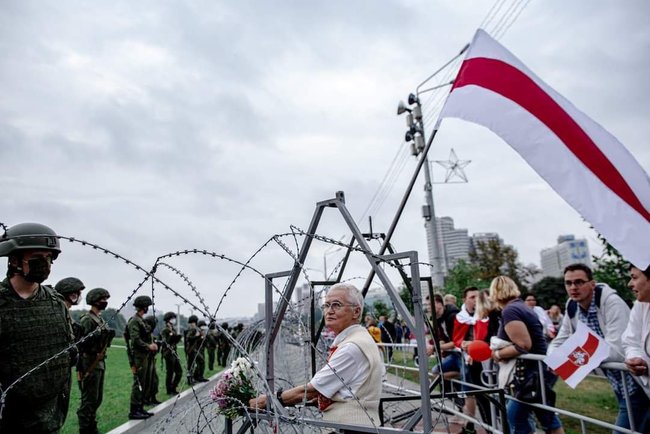 Лукашенко распорядился больше не задерживать пенсионерку с флагом Багинскую 09