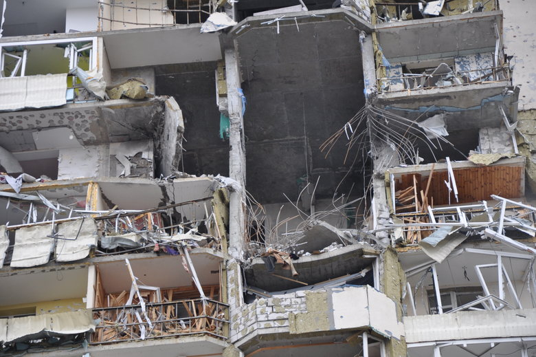 Несколькометровые воронки и разрушенные дома: последствия обстрела Чернигова российскими оккупантами 52