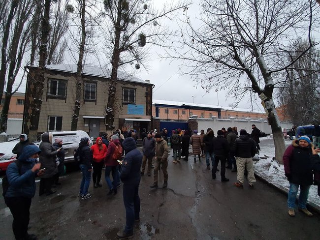 Активисты продолжают дежурить под Лукьяновским СИЗО, чтобы не допустить вывоза экс-беркутовцев 01