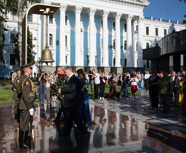 Кравчук, Кучма і Ющенко відвідали офіційну ходу в День Незалежності. Порошенко був на памятних заходах у Міноборони 03