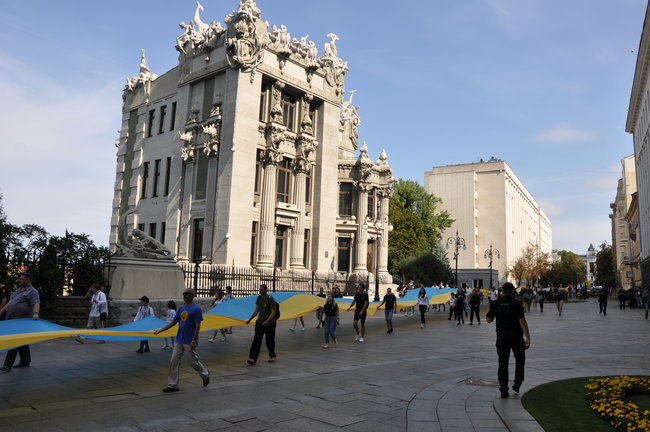 Самый большой флаг Украины пронесли по центру Киева 09