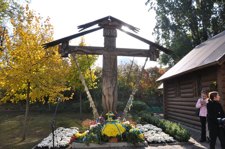 В Киеве почтили память погибших за свободу и независимость Украины 07