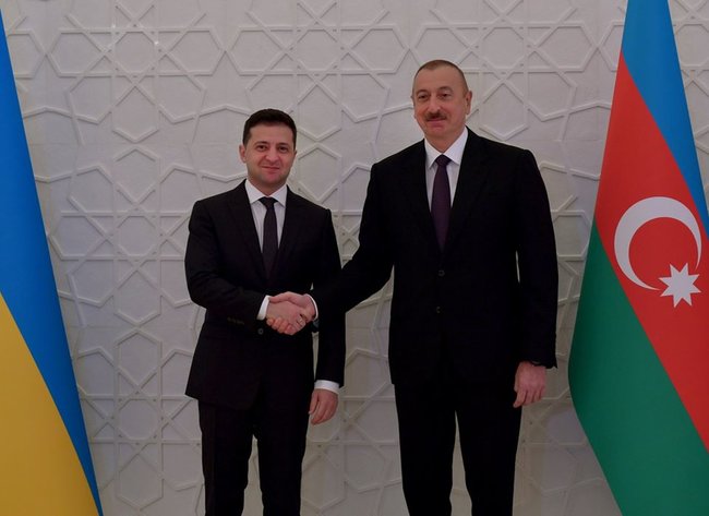Состоялась официальная церемония встречи президентов Украины и Азербайджана 06