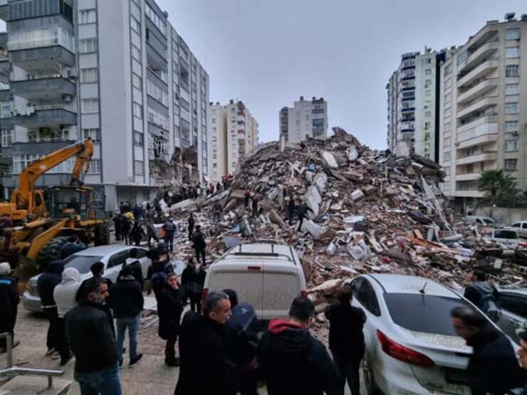 У Туреччині стався сильний землетрус, загинули понад 900 осіб 03