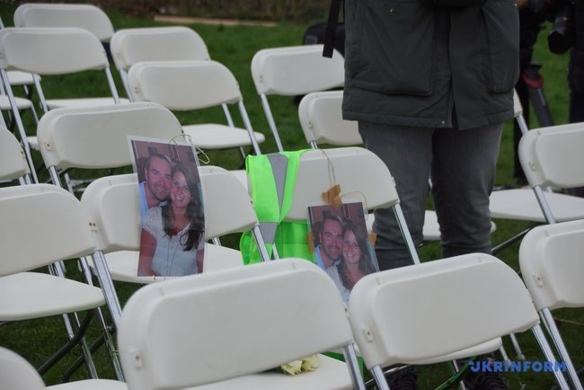 Родственники погибших в сбитом российскими террористами Боинге MH17 устроили молчаливый протест под посольством РФ в Гааге 25