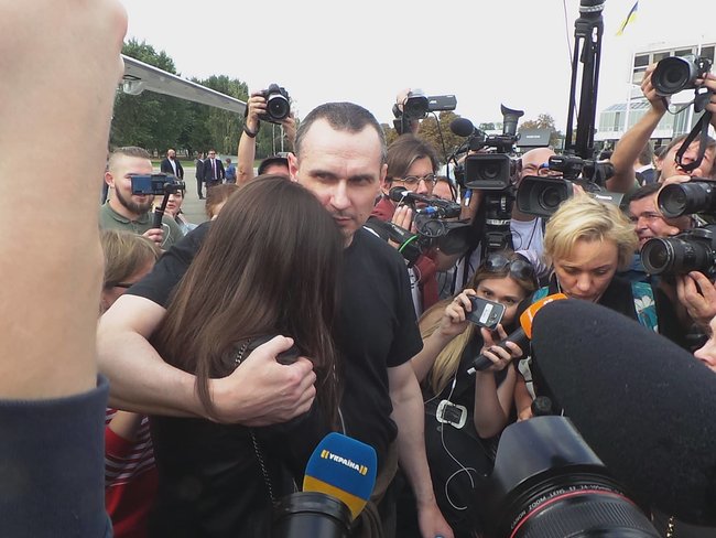 Освобожденные украинцы прилетели в Киев 21