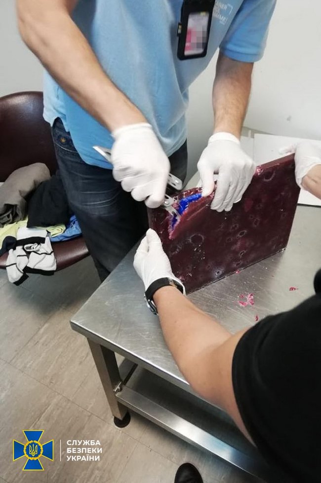 В аэропорту Борисполь задержали двух наркокурьеров с 2 кг кокаина: один перевозил товар в личных вещах, другой - в желудке 02
