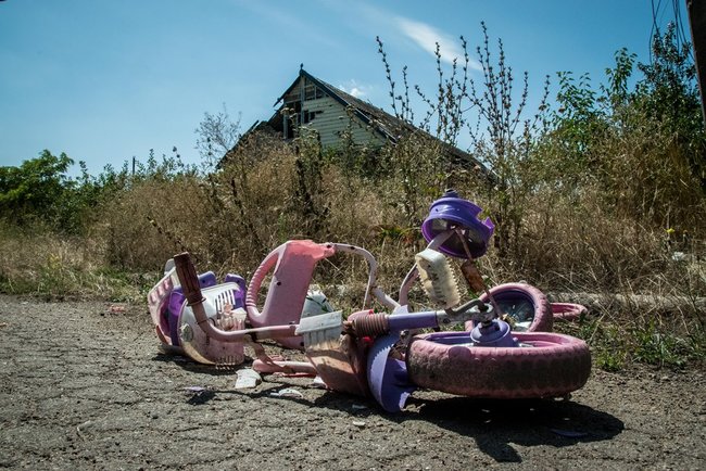 Заросшие руины, сожженный транспорт и заминированный пляж: село-призрак Широкино на 6-й год российско-украинской войны 05