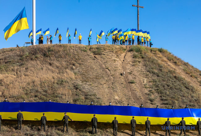 На Хортиці військовослужбовці Нацгвардії розгорнули 100-метровий прапор України 09
