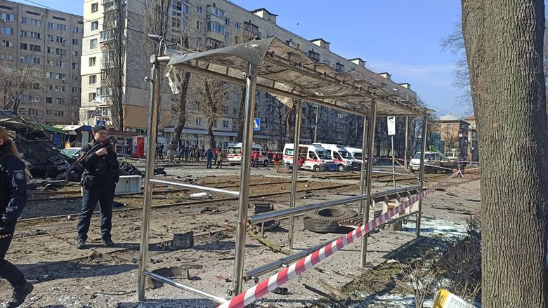 Наслідки падіння збитої російської крилатої ракети на Куренівку в Києві 25