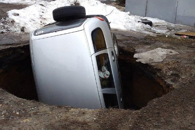 Обвал грунта в Харькове: 70 домов остались без воды, в глубокую яму провалился внедорожник 05